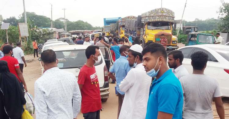 পাটুরিয়া-দৌলতদিয়া নৌরুটে যাত্রীর চাপ বেড়েছে
