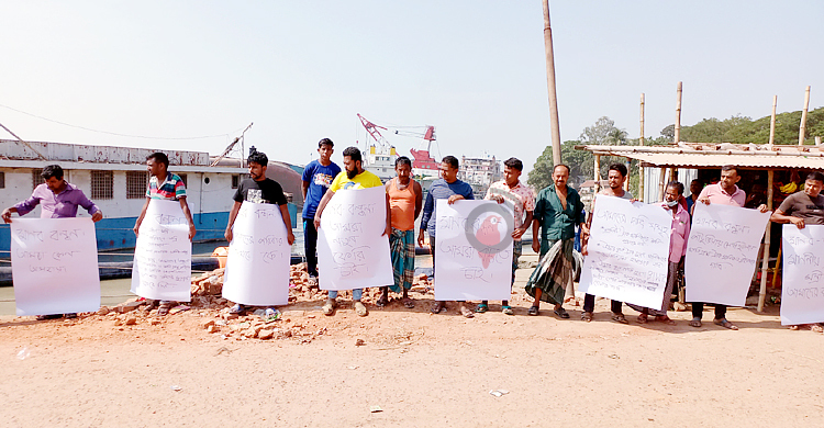 ক্ষতিপূরণের দাবিতে পাটুরিয়ায় মালিক-চালকদের মানববন্ধন