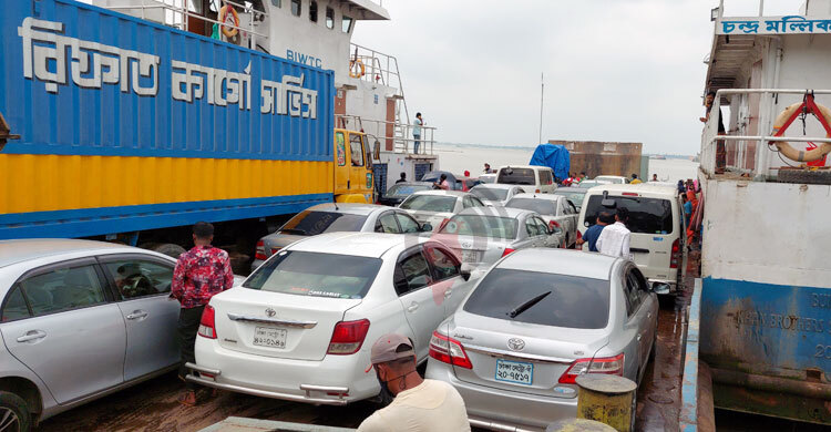পাটুরিয়া ঘাটে বেড়েছে যাত্রী-যানবাহনের চাপ