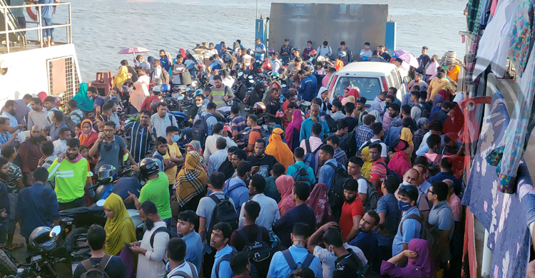 যাত্রীর চাপে পুরোনো চেহারায় পাটুরিয়া ফেরিঘাট!