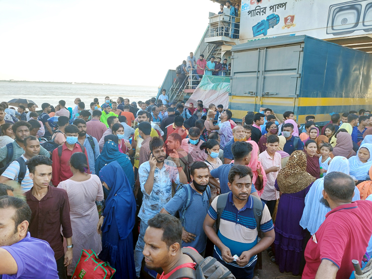 যাত্রীর চাপে পুরোনো চেহারায় পাটুরিয়া ফেরিঘাট!