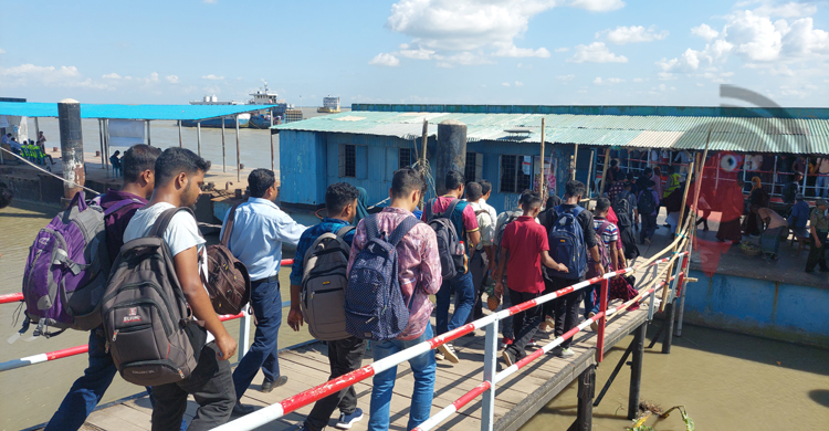 যাত্রীর চাপে পুরোনো চেহারায় পাটুরিয়া ফেরিঘাট!