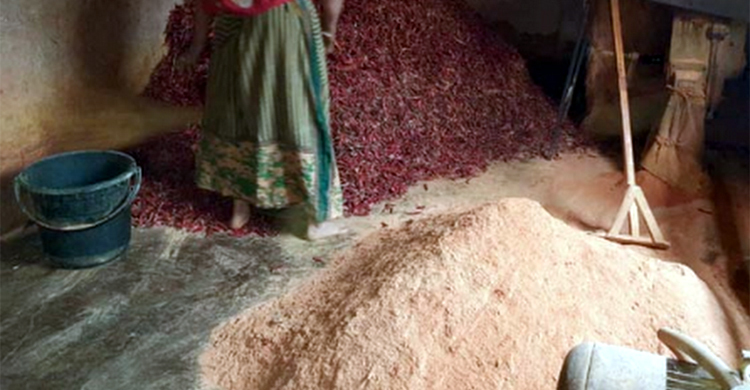 মসলায় বালু ও ধানের কুঁড়া মিশিয়ে বাজারে বিক্রি