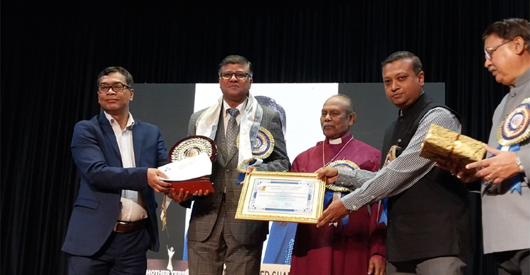 কলকাতায় মাদার তেরেসা অ্যাওয়ার্ড পেলেন দুই বাংলাদেশি