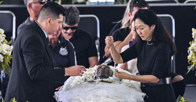 পেলের শেষকৃত্য শুরু, শ্রদ্ধা জানালেন ফিফা প্রেসিডেন্ট, জনতার ঢল