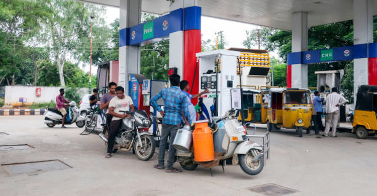 ভারতে একমাসে ১৩ বার জ্বালানি তেলের দাম বৃদ্ধি