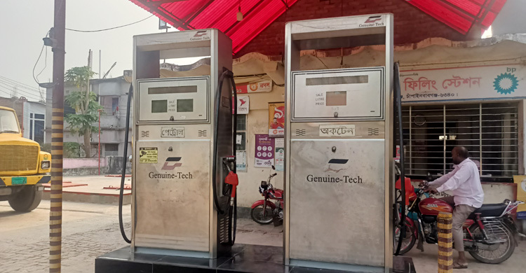 চাঁপাইনবাবগঞ্জে মিলছে না পেট্রল-অকটেন