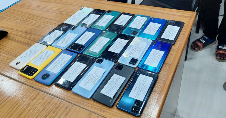 হারানো ২১ ফোন উদ্ধার করে দিলো পুলিশ