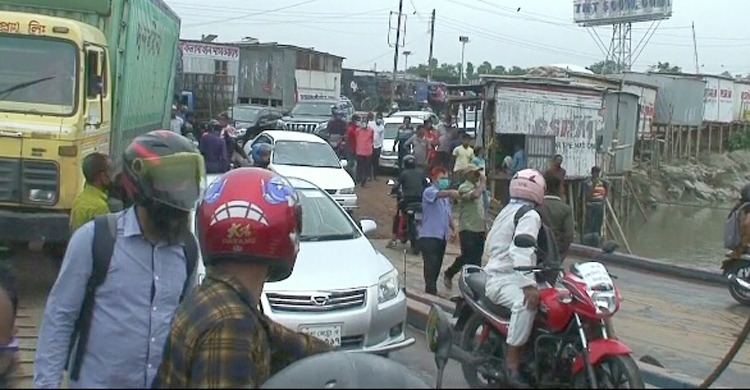 দৌলতদিয়া ঘাটে যাত্রী-গাড়ির চাপ, নেই শারীরিক দূরত্বের বালাই