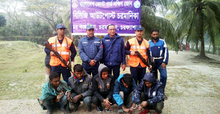 ট্রলারে হাত-পা বেঁধে রাতভর তরুণীকে গণধর্ষণ