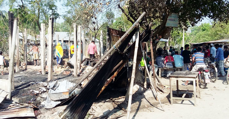 আগুনে ৪ দোকান পুড়ে ছাই
