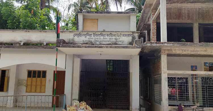 শ্রেণিকক্ষ থেকে ডেকে নিয়ে মাদরাসাশিক্ষককে মারধর