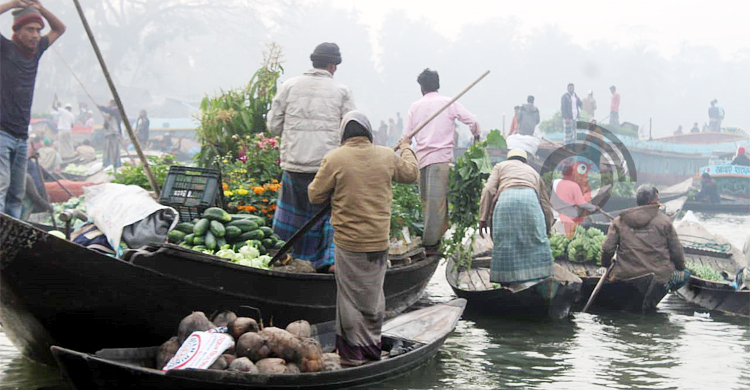 নদীর বুকে শতবর্ষী ভাসমান হাট