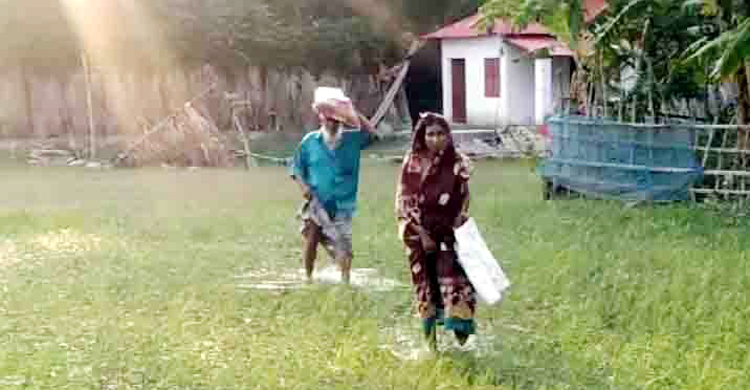 রাস্তাহীন আশ্রয়ণ ঘরে পানি মাড়িয়ে চলাচল দম্পতির