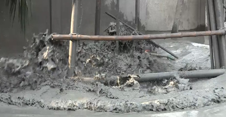 মাটির নিচ থেকে তীব্র গতিতে বের হচ্ছে গ্যাস, এলাকায় আতঙ্ক