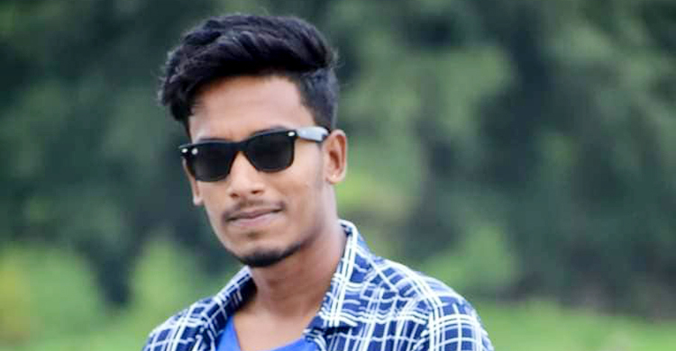 চলন্ত মোটরসাইকেলে ছবি তুলতে গিয়ে প্রাণ গেলো মেয়রপুত্রের