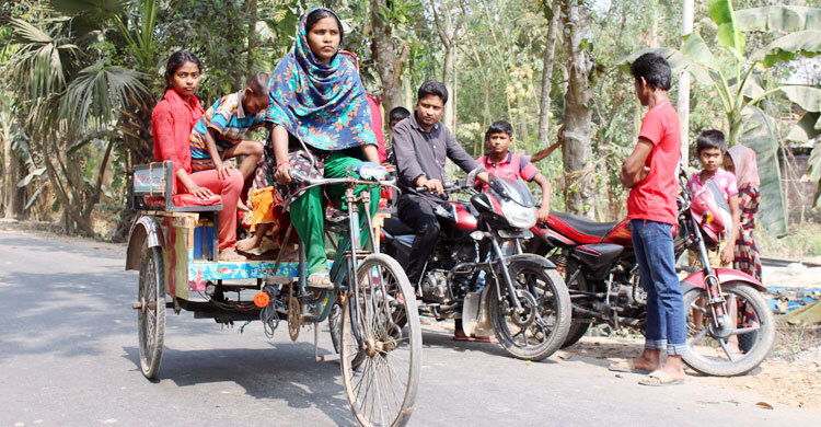 ভ্যান চালিয়ে সংসার চলে সপ্তমীর