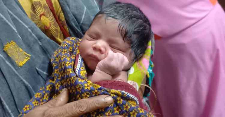 চলন্ত ট্রেনে সন্তান প্রসব, সুস্থ আছেন মা ও নবজাতক