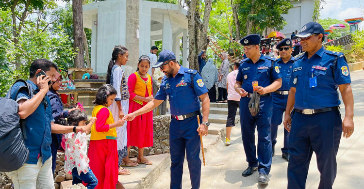 বান্দরবান ট্যুরিস্ট পুলিশের চকলেট বিতরণ