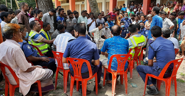 কুড়িগ্রামে শিক্ষককে অপদস্ত করায় ৪ পুলিশ সদস্যকে অবরুদ্ধ করল জনতা