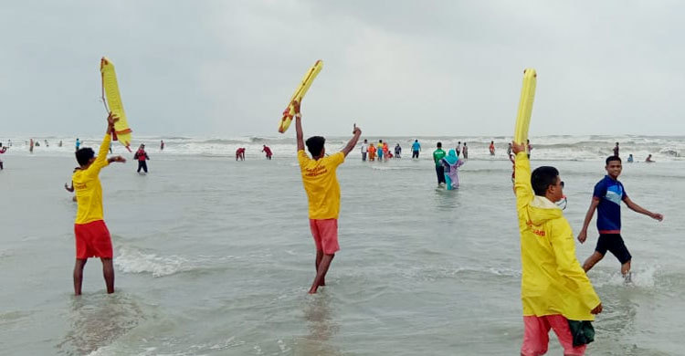 সাগর উত্তাল, তবুও সৈকতে নামলেন পর্যটকরা
