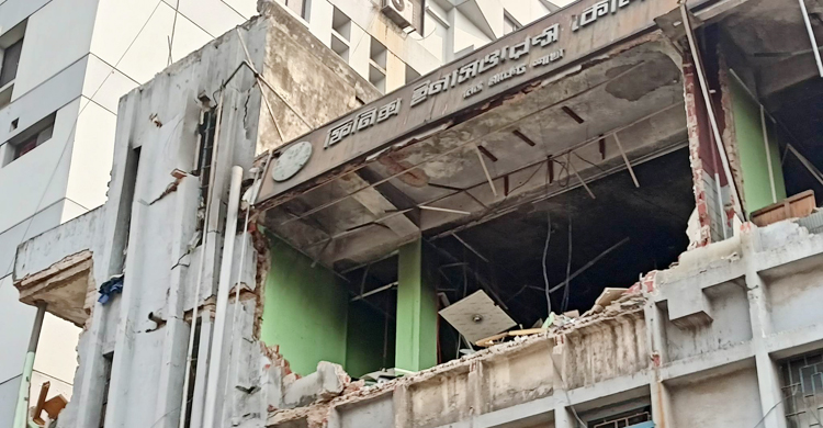 রাস্তায় হতাহতদের রক্ত, পড়ে আছে পেঁপে-কাচের টুকরো-জুতা