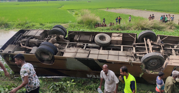 মোটরসাইকেলকে ধাক্কা দিয়ে খাদে পড়ল বাস, নিহত ৩