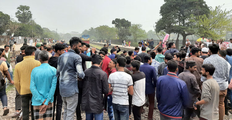 কালনি এক্সপ্রেস আটকে যাত্রাবিরতি ও নতুন ট্রেন দাবি