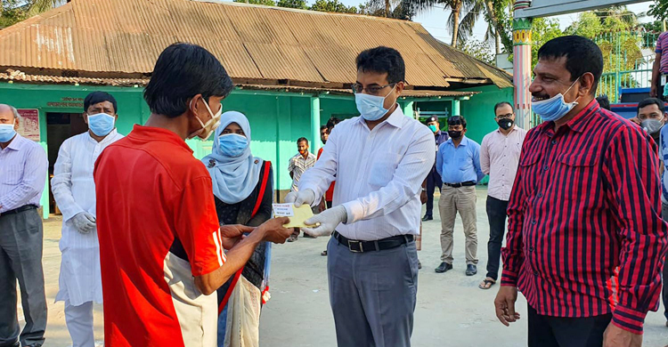 ‘কালকের ইনকাম আজকে নিলাম’