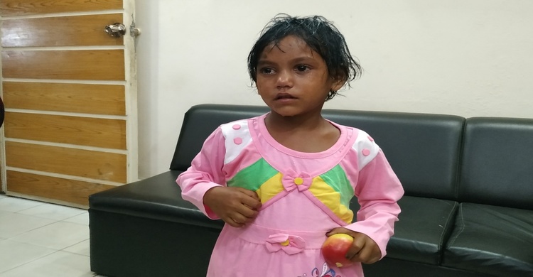 কেঁদে কেঁদে মাকে খুঁজছে শিশুটি