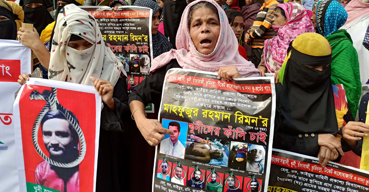 ছেলের ছবি বুকে জড়িয়ে রাস্তায় মা