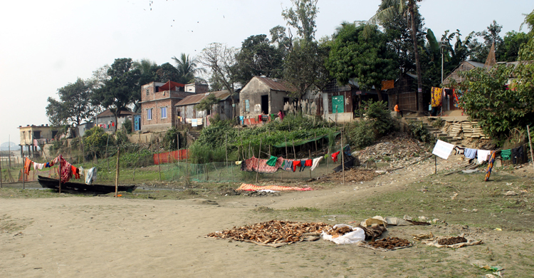 বিদ্যুতের শহরে অন্ধকারে এক গ্রাম