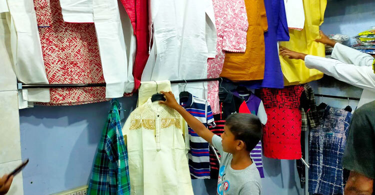 দোকানে গেলেই বিনামূল্যে পোশাক পাবেন দুস্থরা