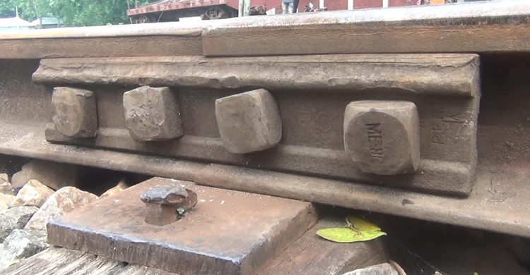 রেলওয়ের গোডাউন থেকে উধাও ৭৪০০ ফিশ প্লেট!