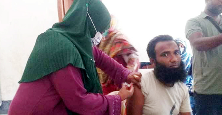 আনসার সদস্য দিলেন করোনার টিকা