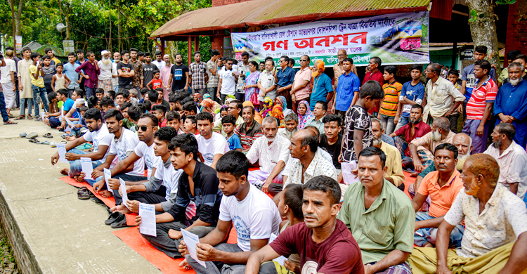 গাইবান্ধায় ট্রেনের যাত্রা বিরতির দাবিতে অনশন