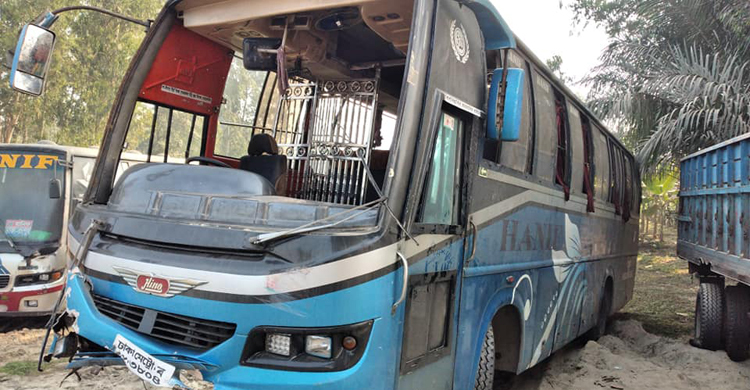 বাস-ট্রাকের সংঘর্ষে প্রাণ গেল মা-মেয়ের