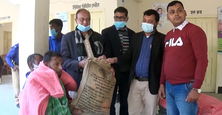 বিদ্যুতের কাজ করতে গিয়ে ক্ষতিগ্রস্তরা পেলেন প্রধানমন্ত্রীর উপহার