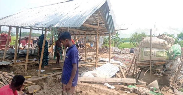 হবিগঞ্জে দুই মিনিটের ঘূর্ণিঝড়ে লন্ডভন্ড শতাধিক ঘরবাড়ি