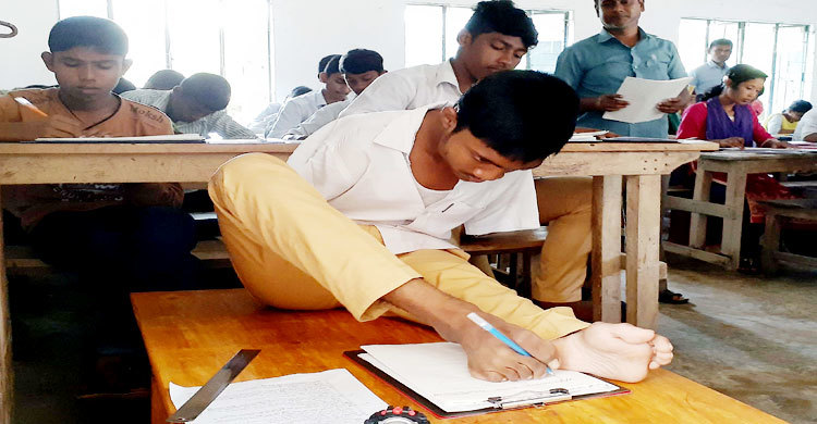 হাত না থাকা মানিকের অজুহাতও নেই, দিচ্ছে জেএসসি পরীক্ষা