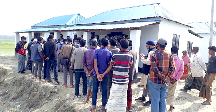 ফাটল থাকায় ৭ ঘরে উঠছেন না গৃহহীনরা