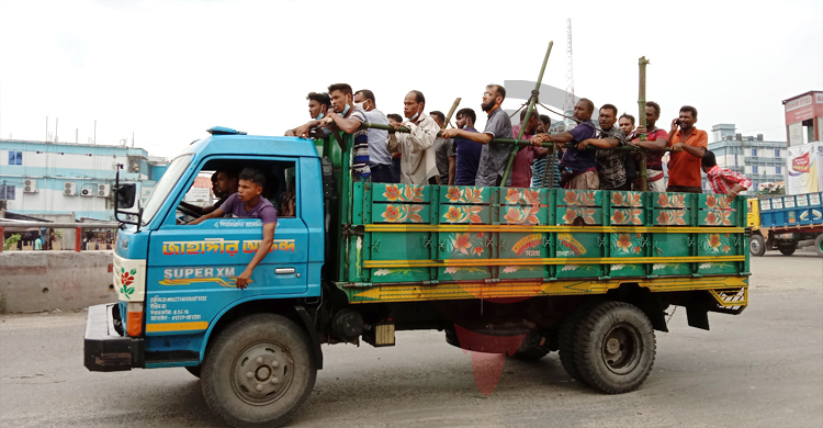 ট্রাকেও ফিরছে মানুষ