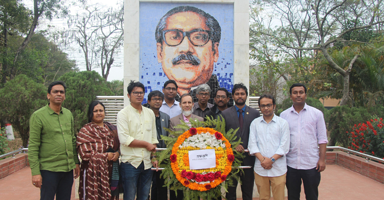 বঙ্গবন্ধুর প্রতিকৃতিতে শ্রদ্ধা শাবি শিক্ষক সমিতির