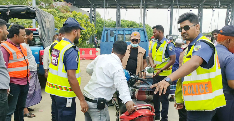 এবার মোটরসাইকেল বহনকারী পিকআপ আটকে দিলো পুলিশ