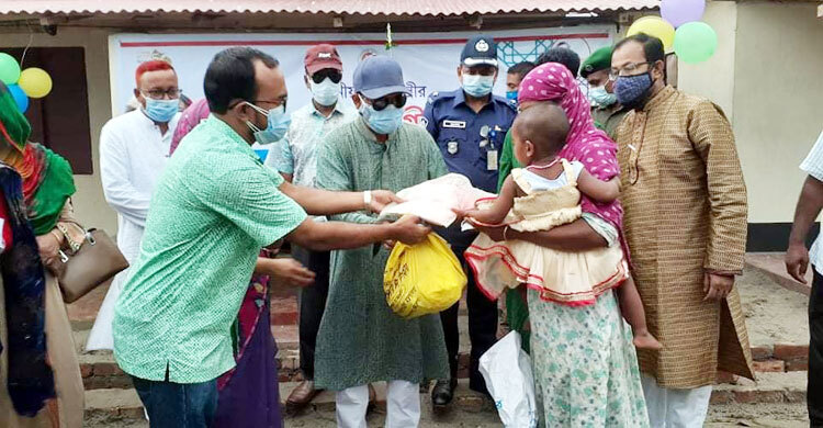 ঈদের নামাজ পড়েই হতদরিদ্রদের বাড়িতে খাবার নিয়ে গেলেন জেলা প্রশাসক