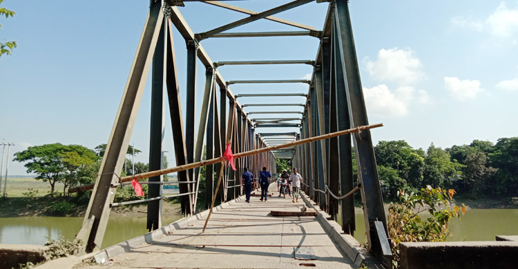 নেত্রকোনায় ব্রিজের পাটাতন ভেঙে যোগাযোগ বিচ্ছিন্ন