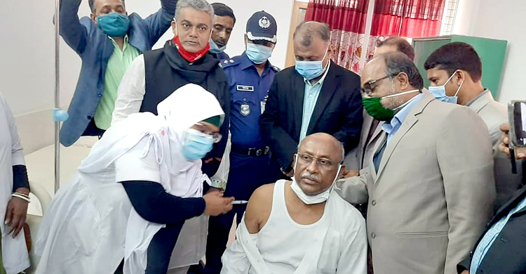 করোনার টিকা নিলেন সমাজকল্যাণ প্রতিমন্ত্রী