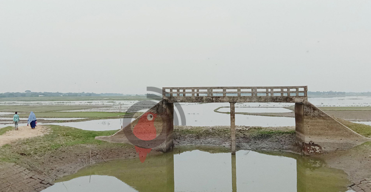 সেতুর সংযোগ সড়কে মাটি না থাকায় দুর্ভোগে ১২ গ্রামের মানুষ