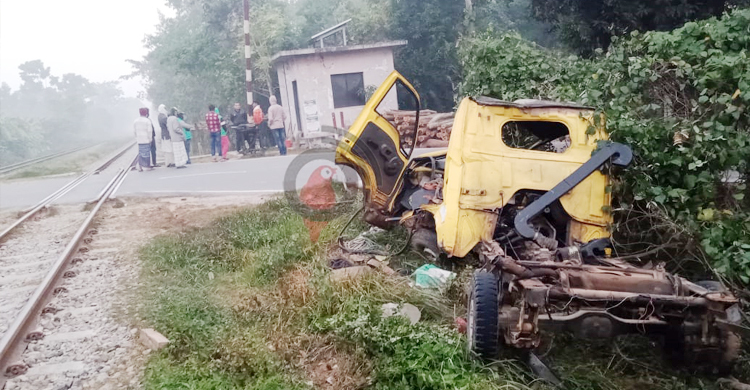 গেট ভেঙে রেললাইনে পিকআপ, ট্রেনের ধাক্কায় চালক নিহত