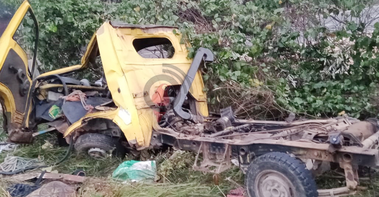 গেট ভেঙে রেললাইনে পিকআপ, ট্রেনের ধাক্কায় চালক নিহত